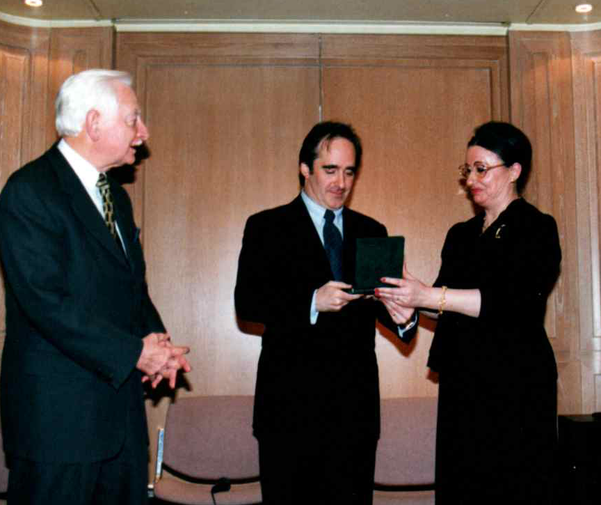 Remise de la Médaille d'Or à James Conlon, le 15 février 1999, par Pierre-Louis Cordier et Michèle Bessout